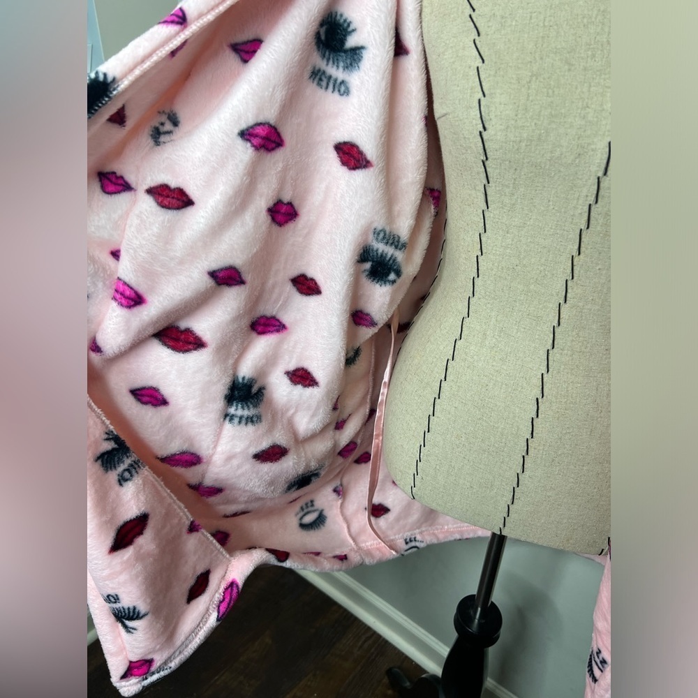 Betsey Johnson Super Soft Comfy Robe Pajamas Pink Cozy sz XS - Picture 3 of 8